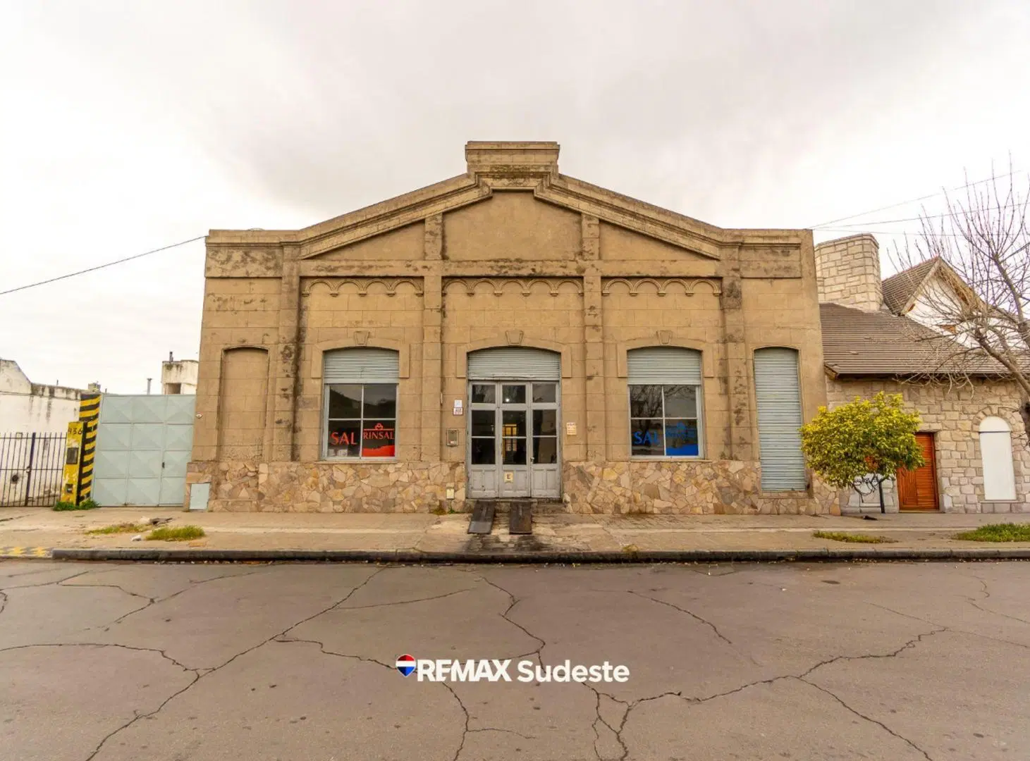 Importante deposito comercial ubicado Santa Fe 452 2