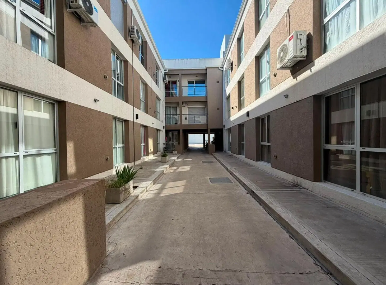 PLANTA BAJA EN BARRIO PACIFICO !!! 5