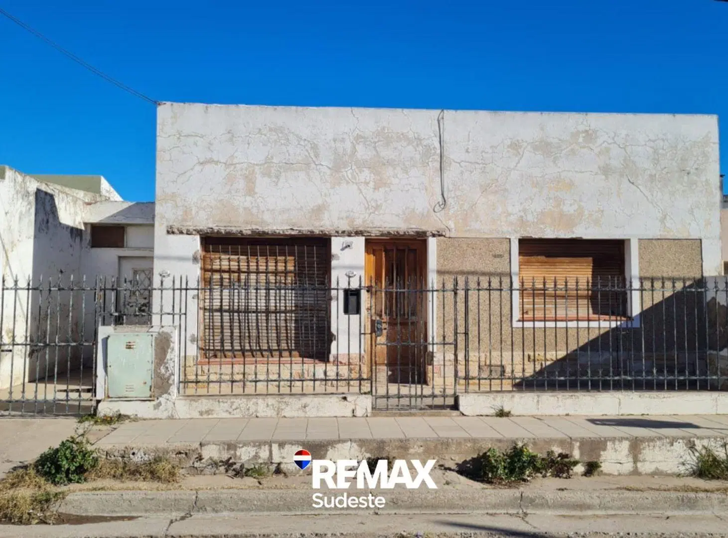 Se vende casa a remodelar a 1 cuadra de Don Bosco 2