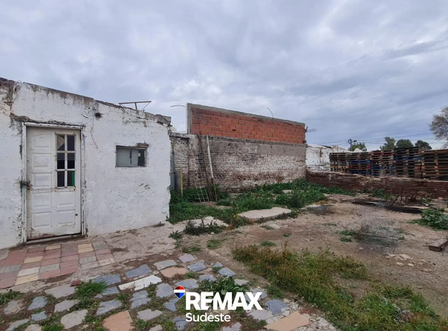 Se vende casa a remodelar a 1 cuadra de Don Bosco 3