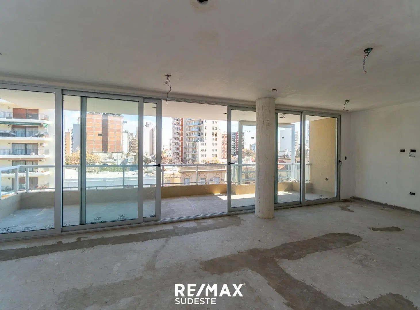 VENTA PISO 4 AMBIENTES C/ 2 COCHERAS SOBRE AV ALEM 2