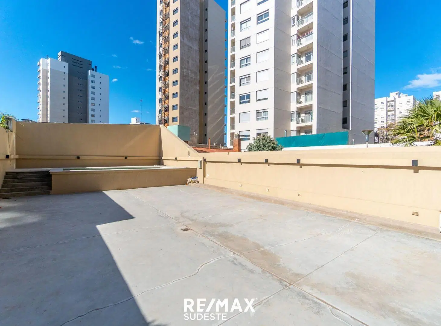 VENTA PISO 4 AMBIENTES C/ 2 COCHERAS SOBRE AV ALEM 5