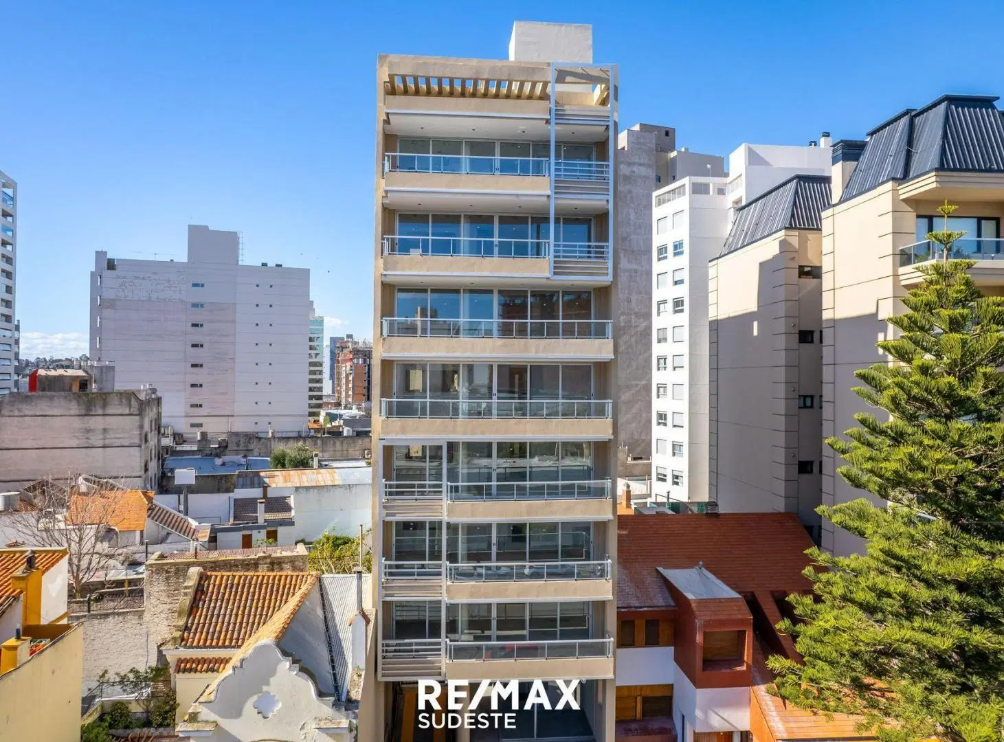 VENTA PISO 4 AMBIENTES C/ 2 COCHERAS SOBRE AV ALEM 8