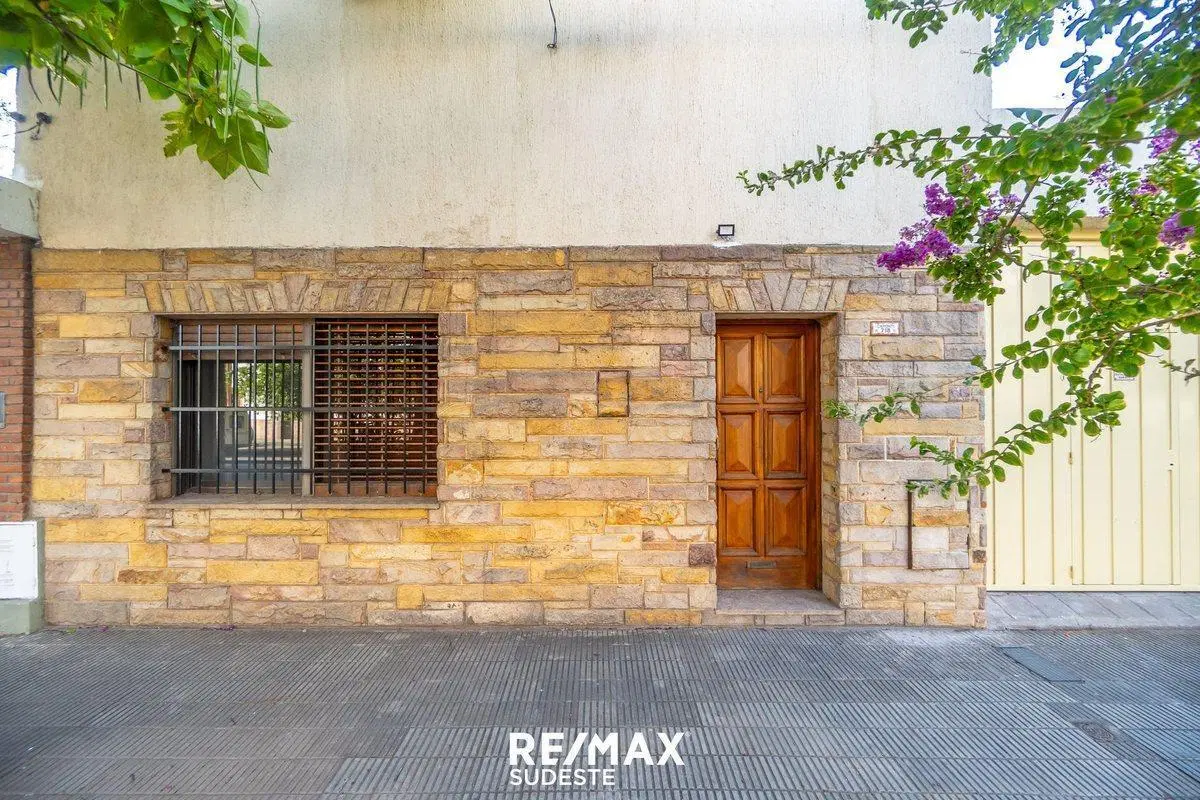 VENTA CASA CARONTI 700 ESPECTACULAR UBICACIÓN 2