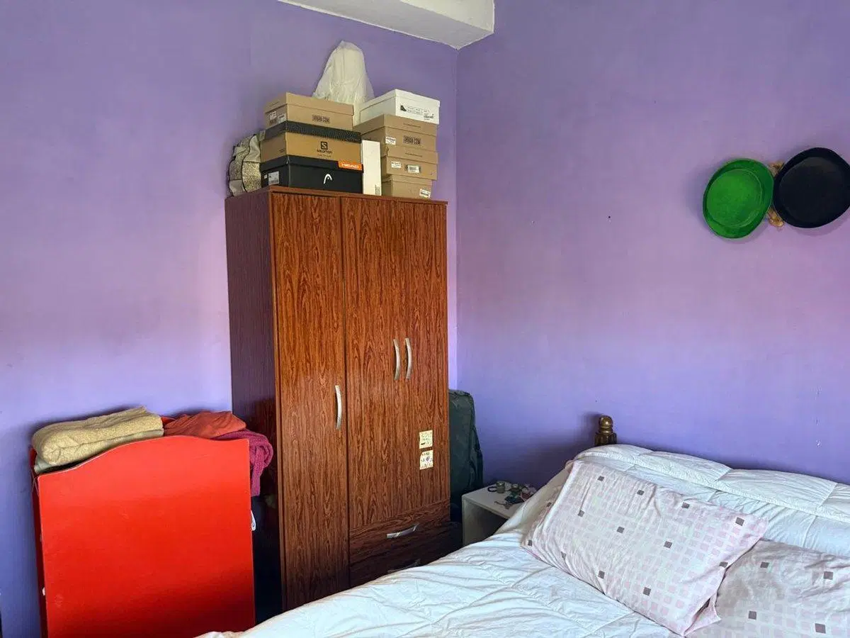 Casa modesta en plena Av San Martin 4