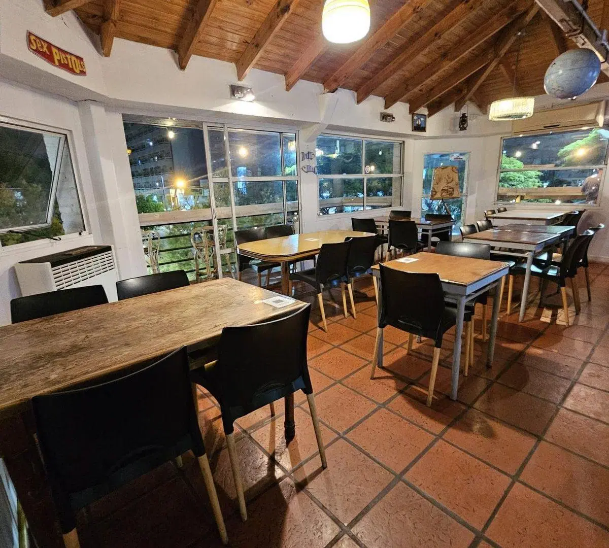 LOCAL EN VENTA EN MONTE HERMOSO 5