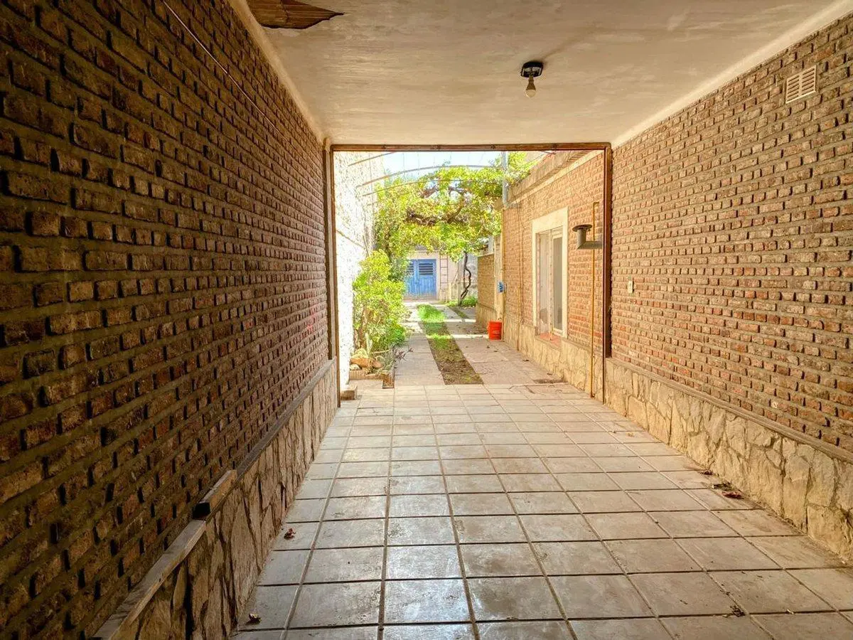 VENTA CASA B. UNIVERSITARIO CON GALPON Y GRAN LOTE 2