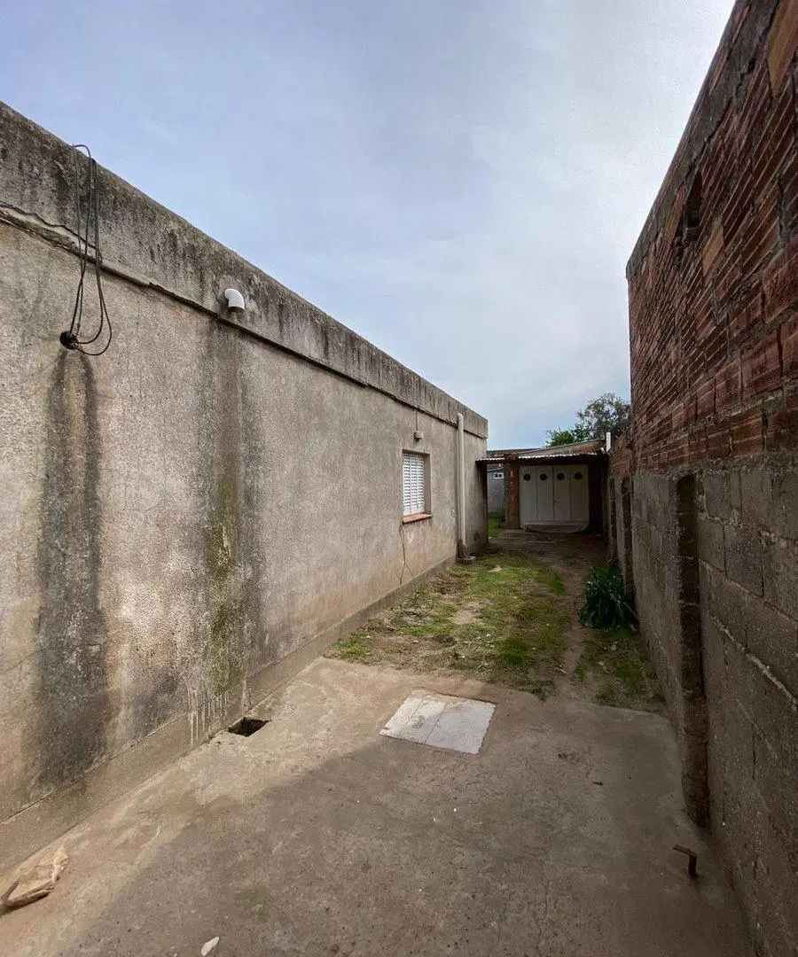 CASA 3 DORMITORIOS EN BARRIO LOS ALMENDROS 8