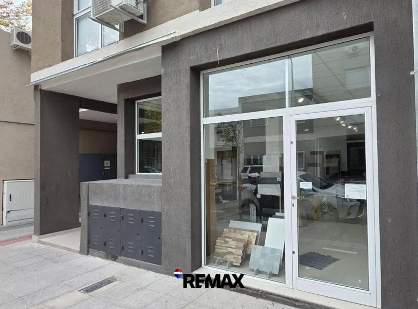 ALQUILER DE LOCAL COMERCIAL + COCHERA TERRADA 132 5