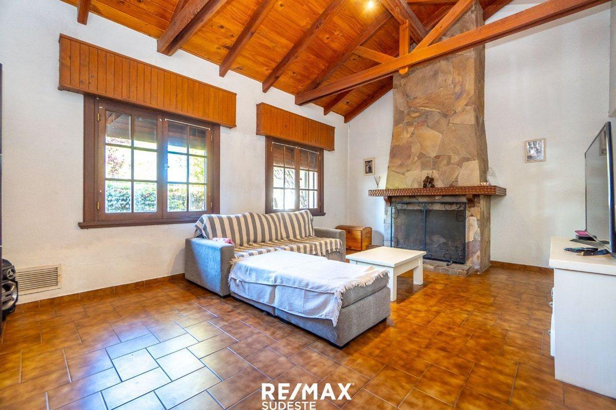 Foto de VENTA CASA 4 DORMITORIOS QUINCHO PILETA CENTRO, imagen 1
