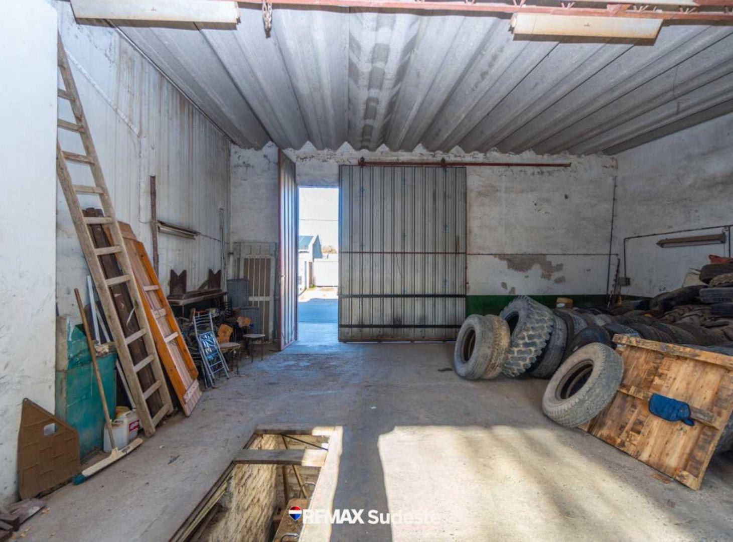 Foto de VENTA GALPON CON PATIO Y PILETA, imagen 2