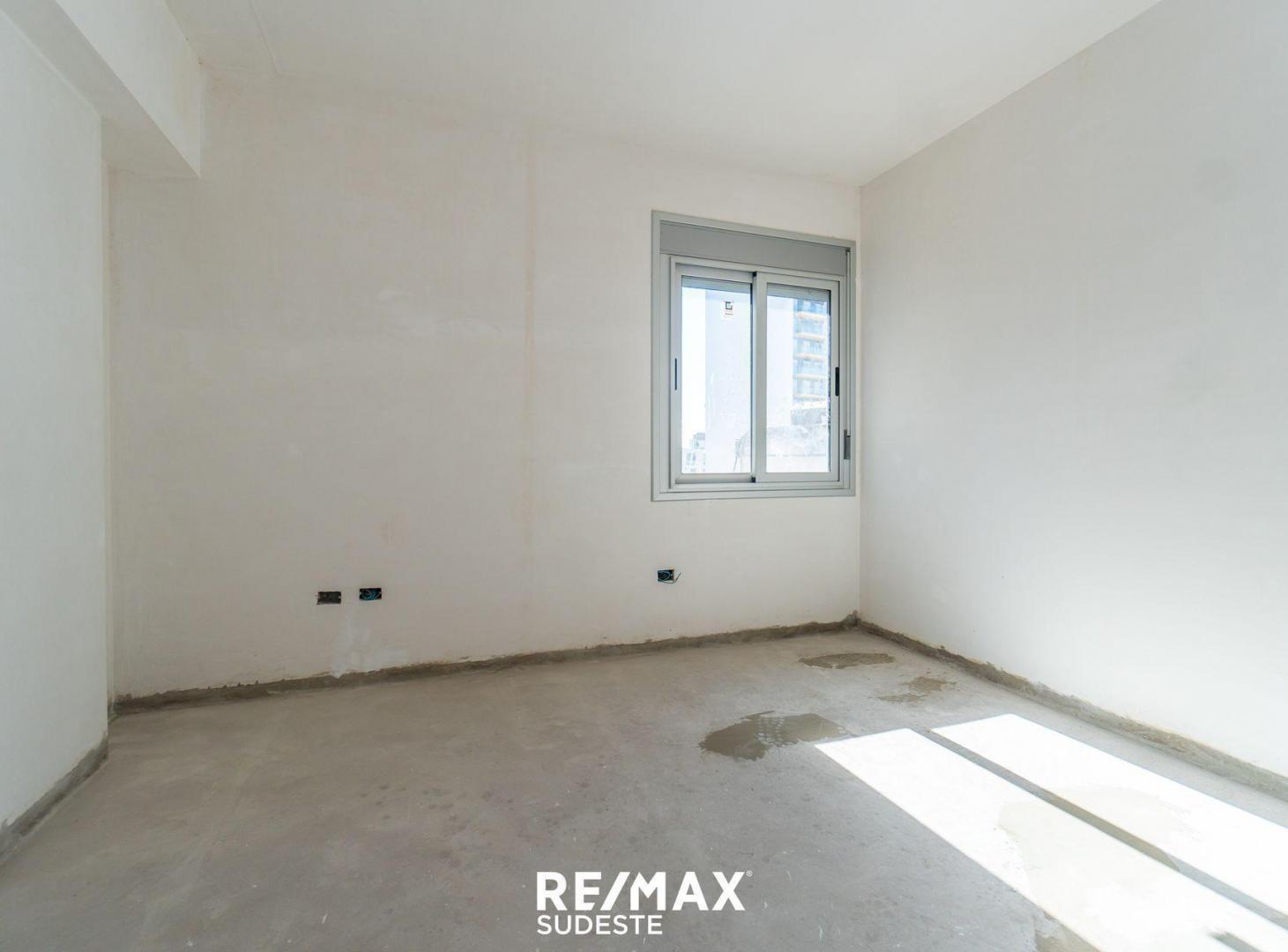 Foto de VENTA PISO 4 AMBIENTES C/ 2 COCHERAS SOBRE AV ALEM, imagen 3