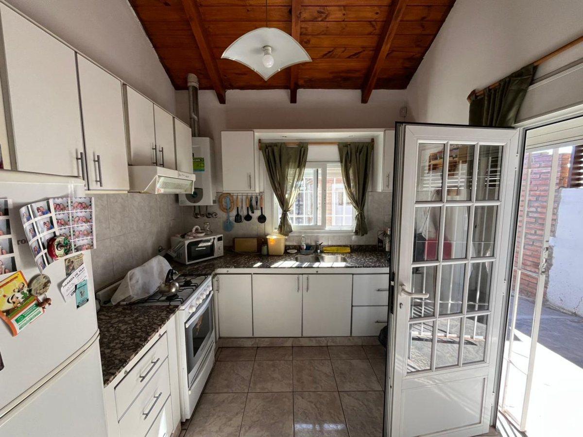 Foto de VENTA CASA 2 DORMITORIOS ,QUINCHO Y GARAGE EN MH, imagen 3