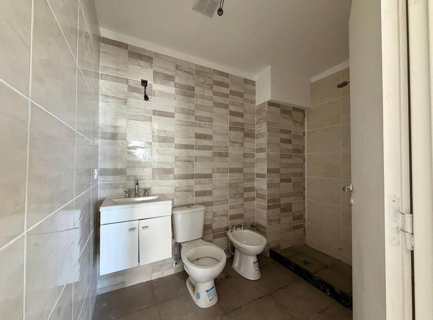 Foto de VENTA FUNCIONAL EN CASTELLI 165, A ESTRENAR, imagen 2