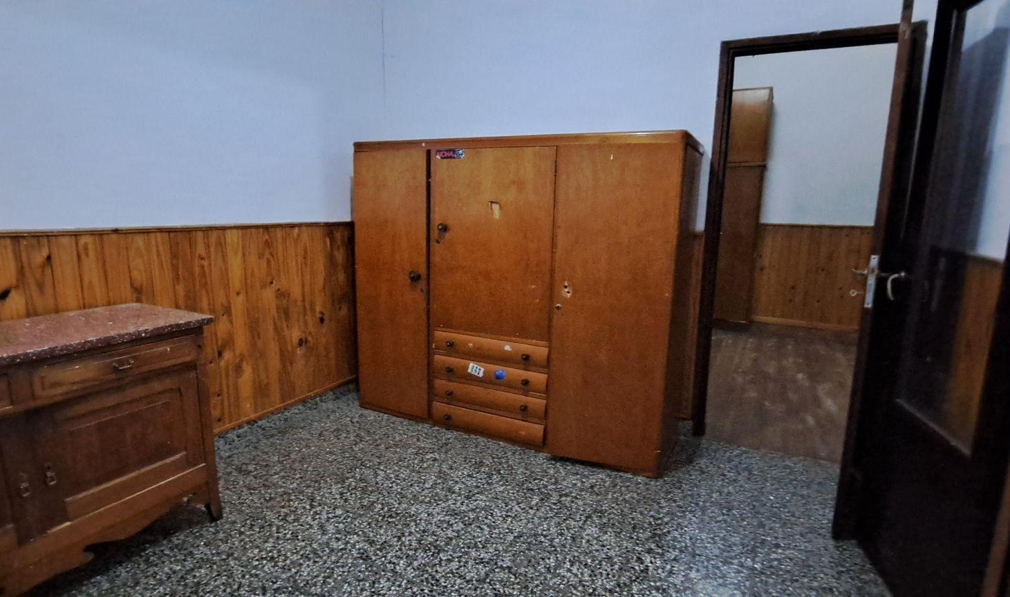 Foto de VENTA LOCAL MAS DEPTO DOS DORMITORIOS CENTRO, imagen 2