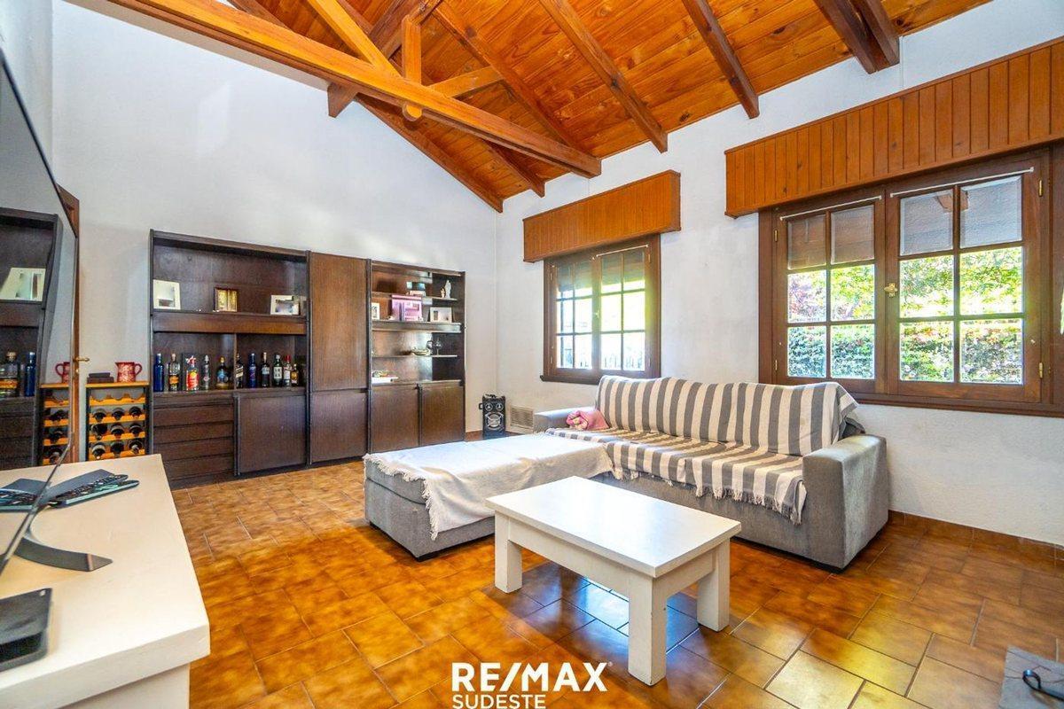 Foto de VENTA CASA 4 DORMITORIOS QUINCHO PILETA CENTRO, imagen 1