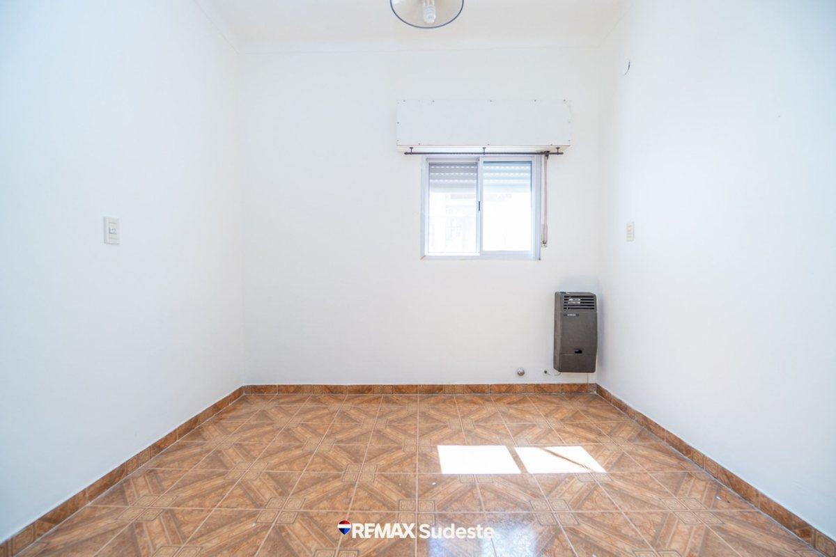 Foto de PH de 3 dormitorios en venta a pasos de Av. Alem, imagen 2