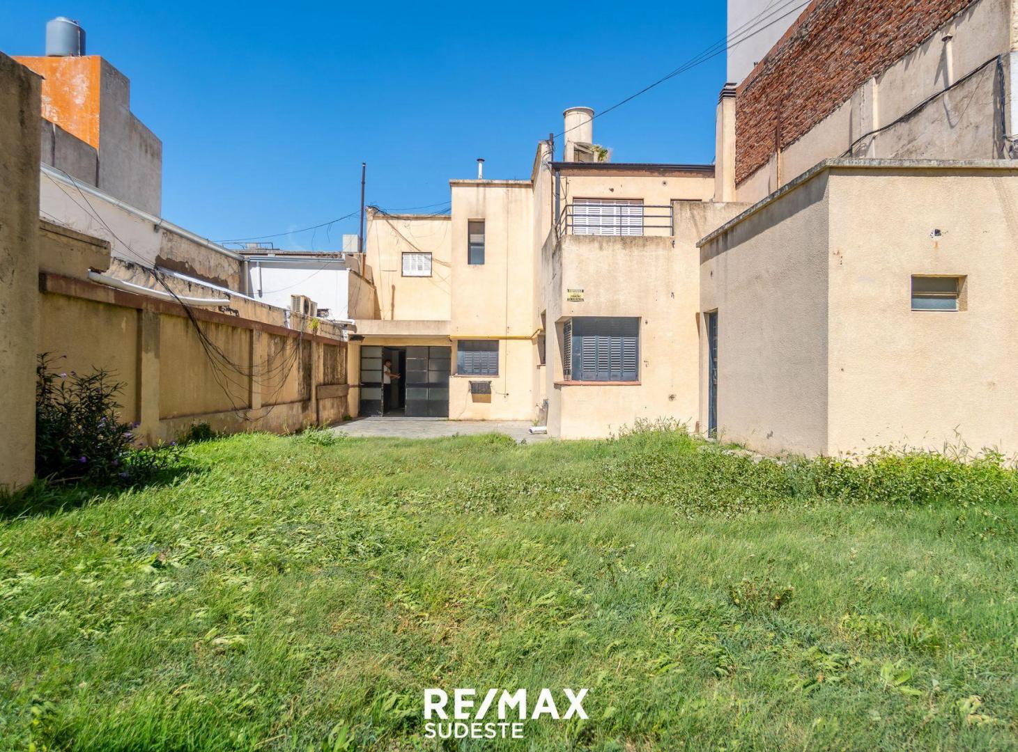 Foto de Casa de 3 dormitorios con jardín, garage y terraza, imagen 2