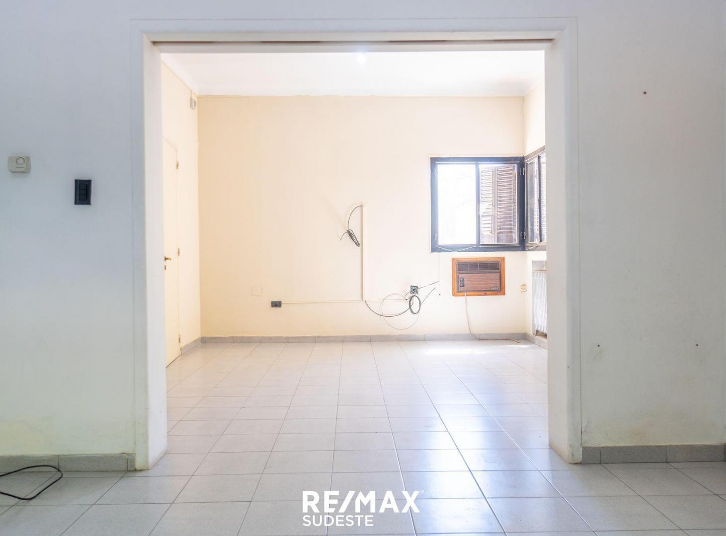 Foto de Casa de 3 dormitorios con jardín, garage y terraza, imagen 4