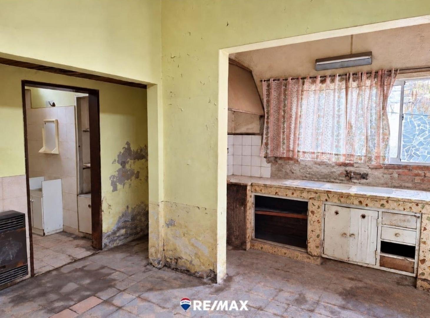 Foto de VENTA CASA A REFACCIONAR DE 2 HAB. MAS DPTO, imagen 2