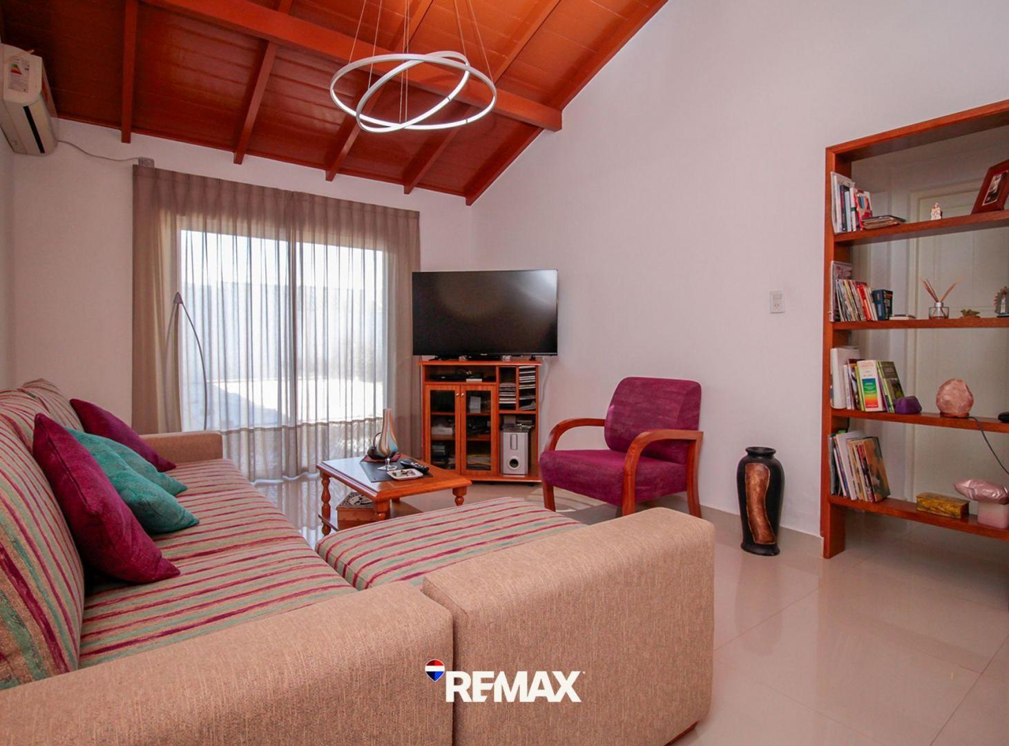 Foto de AMPLIA CASA CON PILETA, QUINCHO Y PATIO, imagen 4