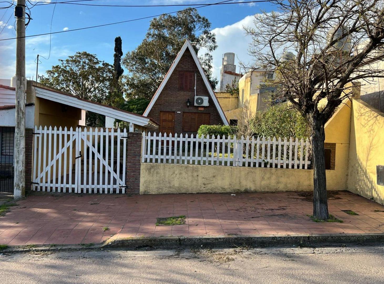 Foto de VENTA CASA CON PATIO MONTE HERMOSO, imagen 1