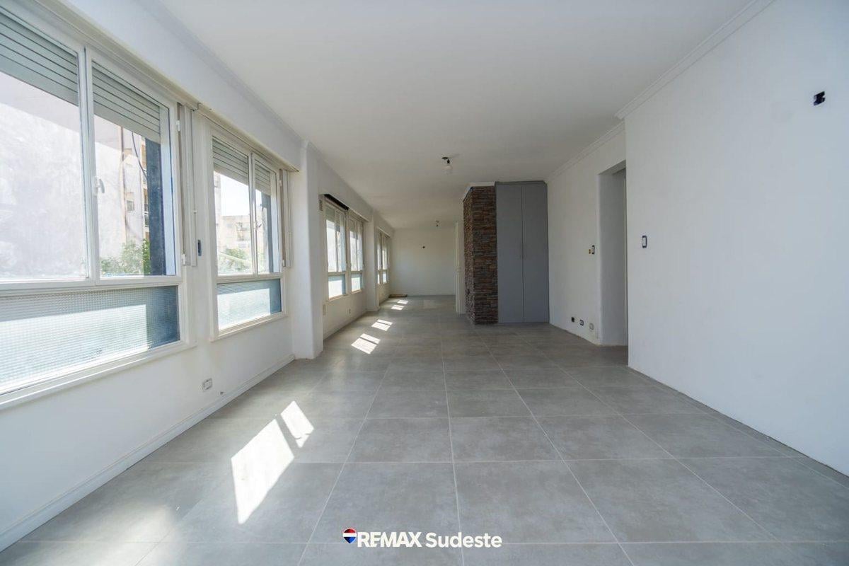 Foto de VENTA PISO CENTRICO 100% RENOVADO, imagen 2