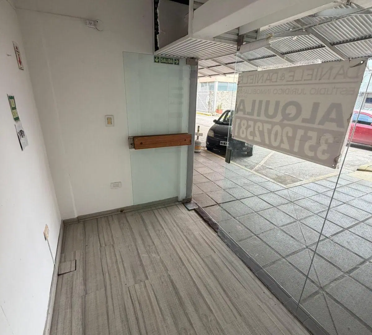 ALQUILER LOCAL COMERCIAL 6M2 EN GALERIA PRECEDO, CERRO DE LAS ROSAS!!! 2
