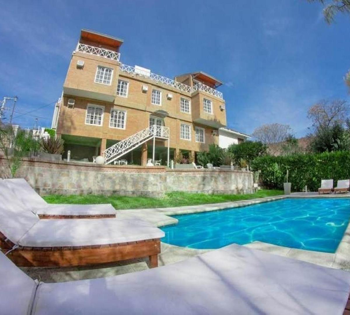 Se Vende Hotel de Categoria con Escritura en Mina Clavero 5