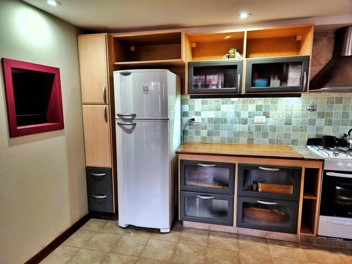 Foto de ALQUILER CASA 4 AMBIENTES 3 PLANTAS CON PARRILLA EN CAISAMAR, imagen 4