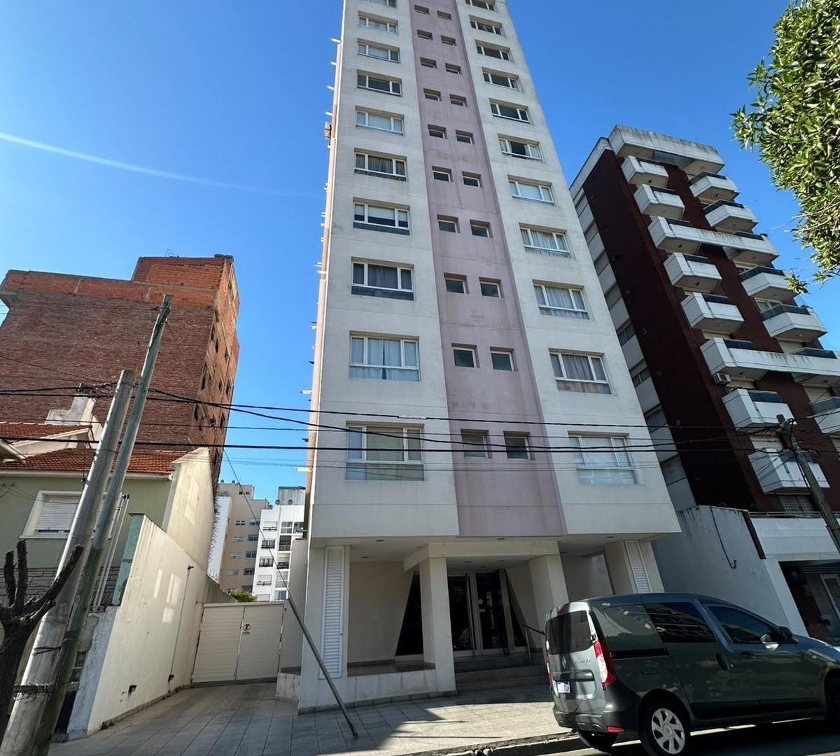 Foto de VENTA DEPARTAMENTO 2 AMBIENTES CON COCHERA LA PERLA, imagen 1
