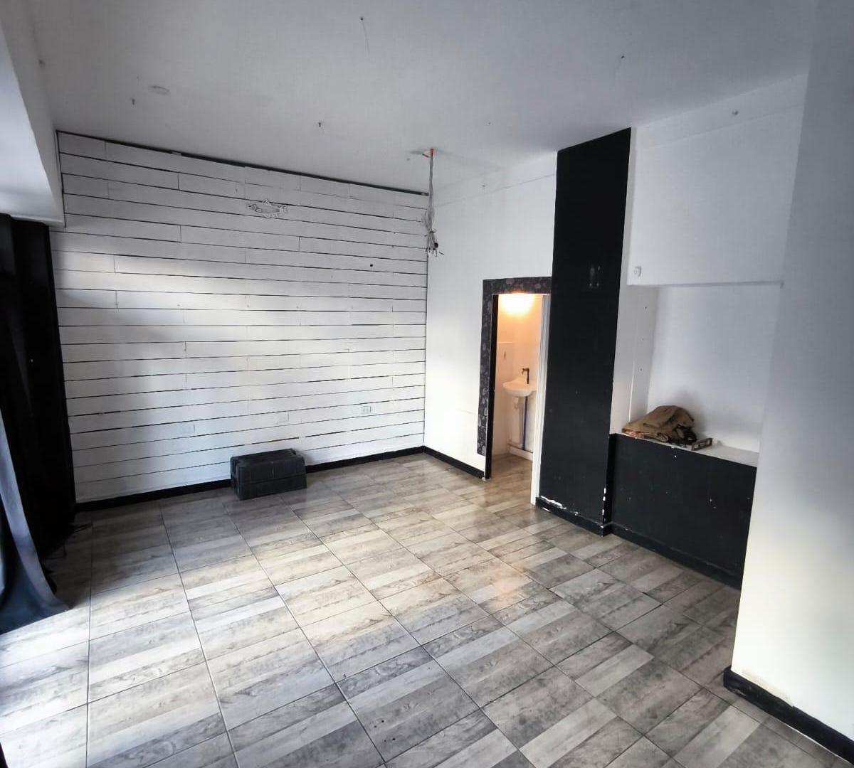 Foto de VENTA LOCAL 50 M2 EN DOS PLANTAS LA PERLA, imagen 4