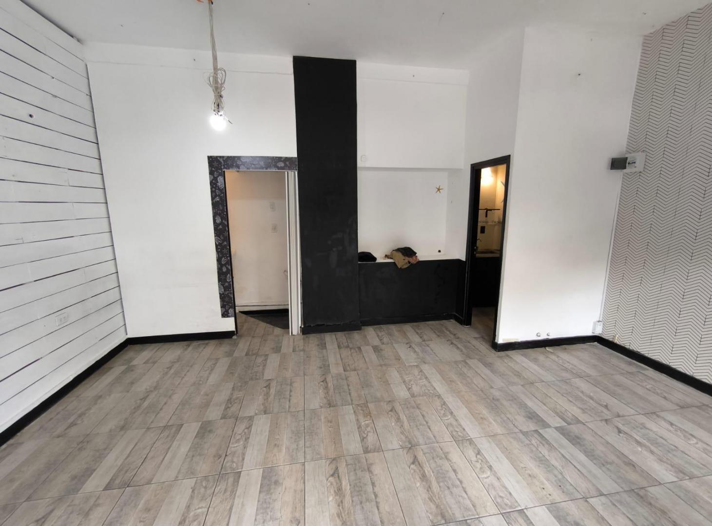 Foto de VENTA LOCAL 50 M2 EN DOS PLANTAS LA PERLA, imagen 2