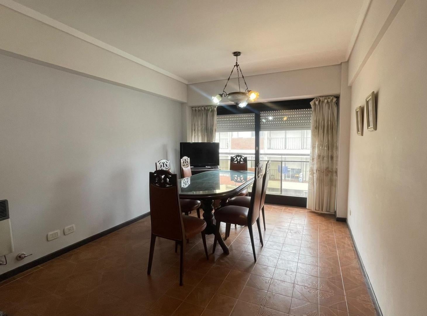 Foto de VENTA DEPARTAMENTO DE 3 AMBIENTES AL FRENTE CON COCHERA ZONA PASEO, imagen 2