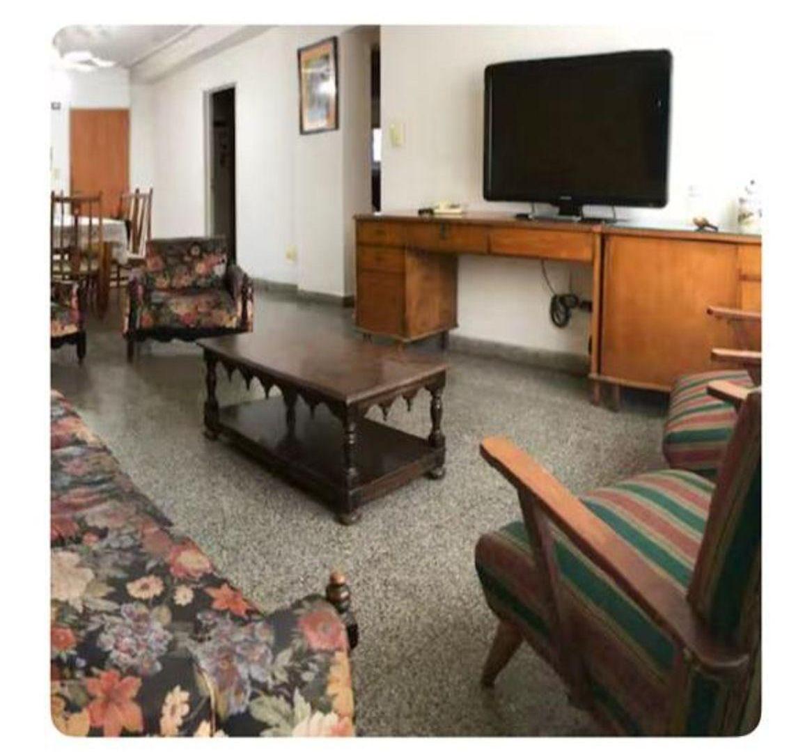 EN VENTA - Departamento 2 dormitorios con dependencia y cochera