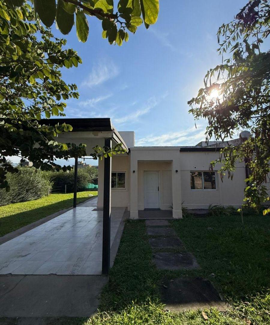 EN ALQUILER - CASA DE 3 DORMITORIOS EN COUNTRY SOLANO VERA – YERBA BUENA