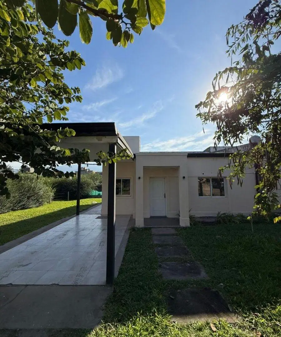 EN ALQUILER - CASA DE 3 DORMITORIOS EN COUNTRY SOLANO VERA – YERBA BUENA 1
