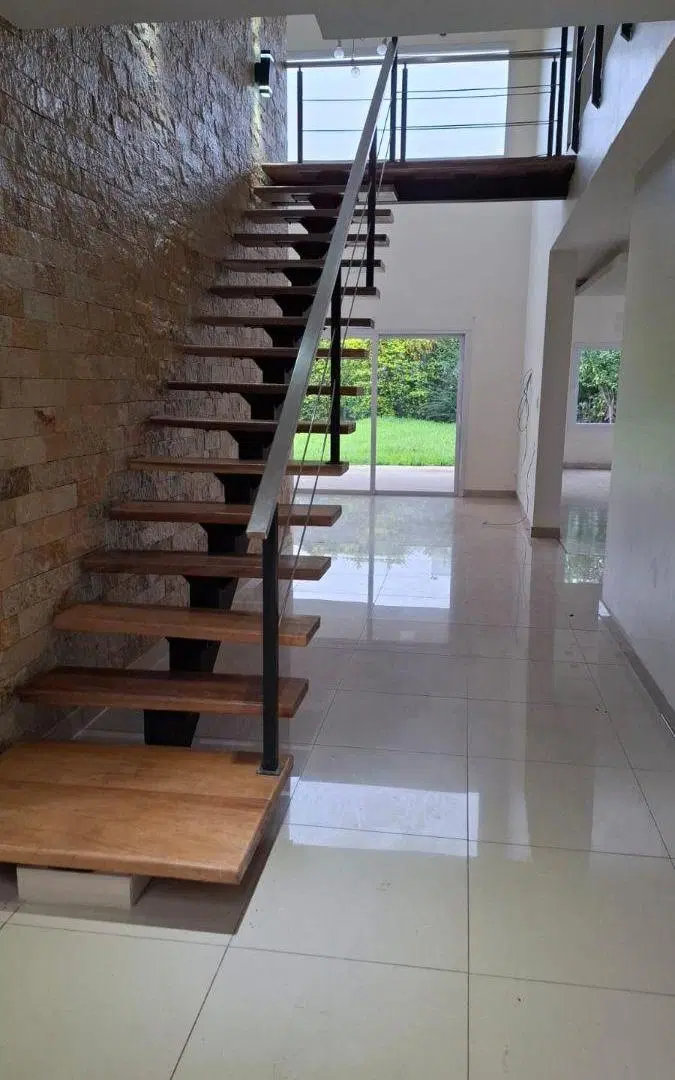 EN VENTA: Casa de categoría de 4 dormitorios en Country Plaza Perú – San Miguel de Tucumán 4