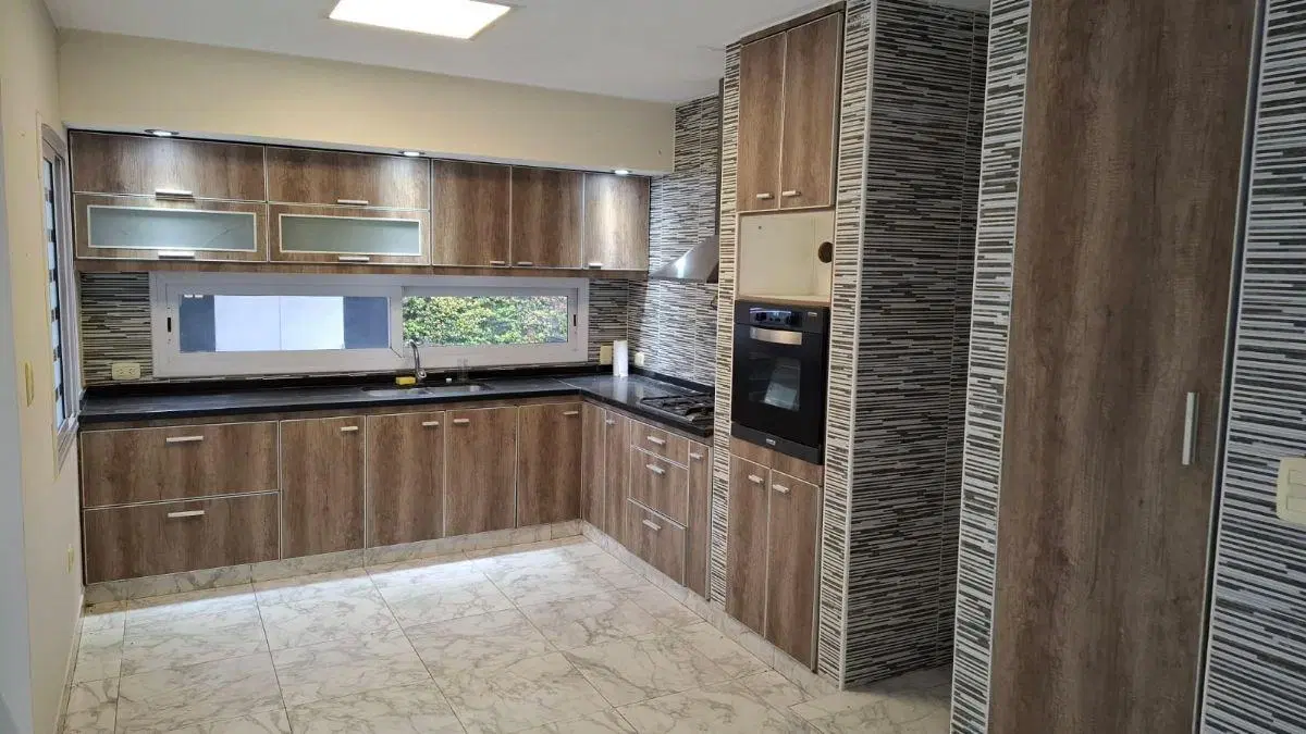 EN VENTA: Casa de categoría de 4 dormitorios en Country Plaza Perú – San Miguel de Tucumán 5