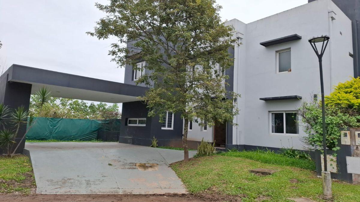 EN VENTA: Casa de categoría de 4 dormitorios en Country Plaza Perú – San Miguel de Tucumán