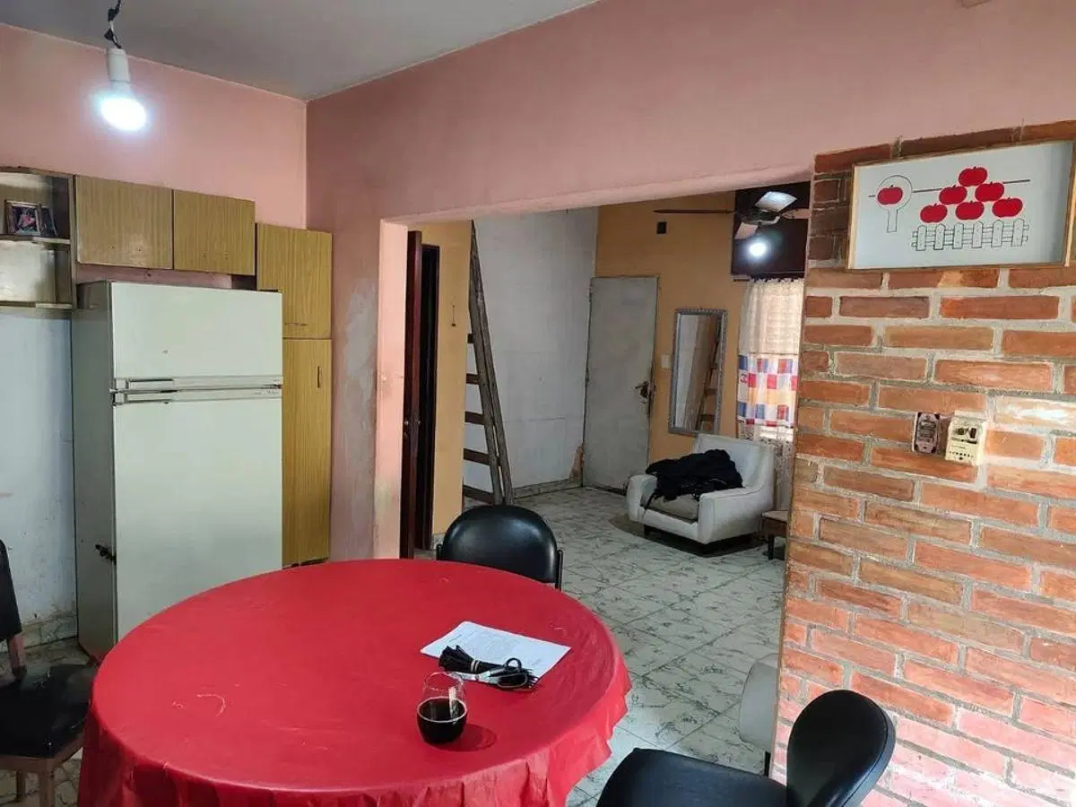 VENDO CASA 3 DORMITORIOS + GALPÓN – 378 M2 CUB 343 M2 TERR – B.° RIVADAVIA - U$S 145.000 2