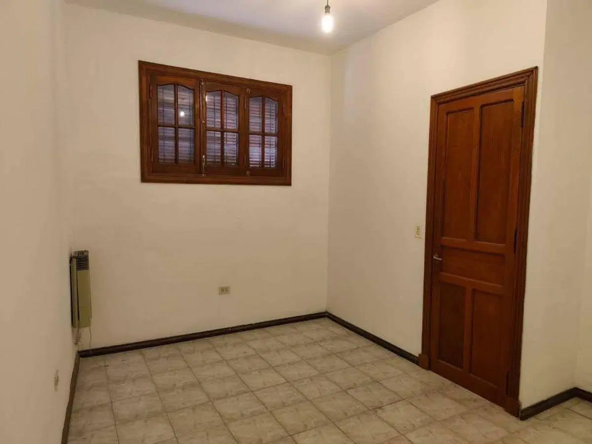 VENDO CASA – 8 DORMITORIOS -290 M2 CUB 161 M2 TERR - B° CENTRO BALCARCE 137 - U$S 235.000 2