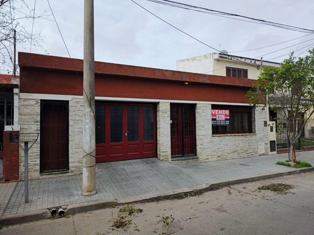 VENDO CASA 3 DORMITORIOS - B.° YOFRE SUD -U$S 69.000 4