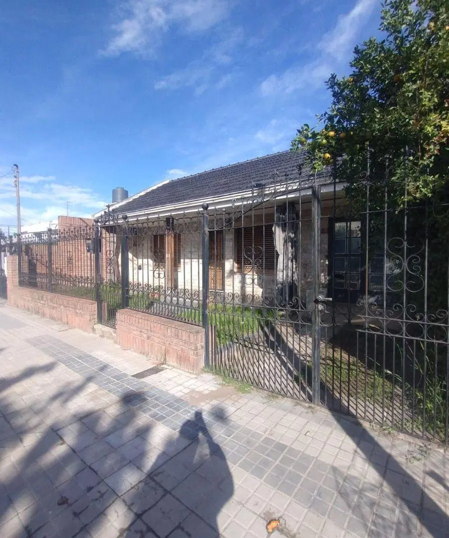 Oportunidad. Casa con galpón. Salida a dos calles. Jardín del Pilar 3