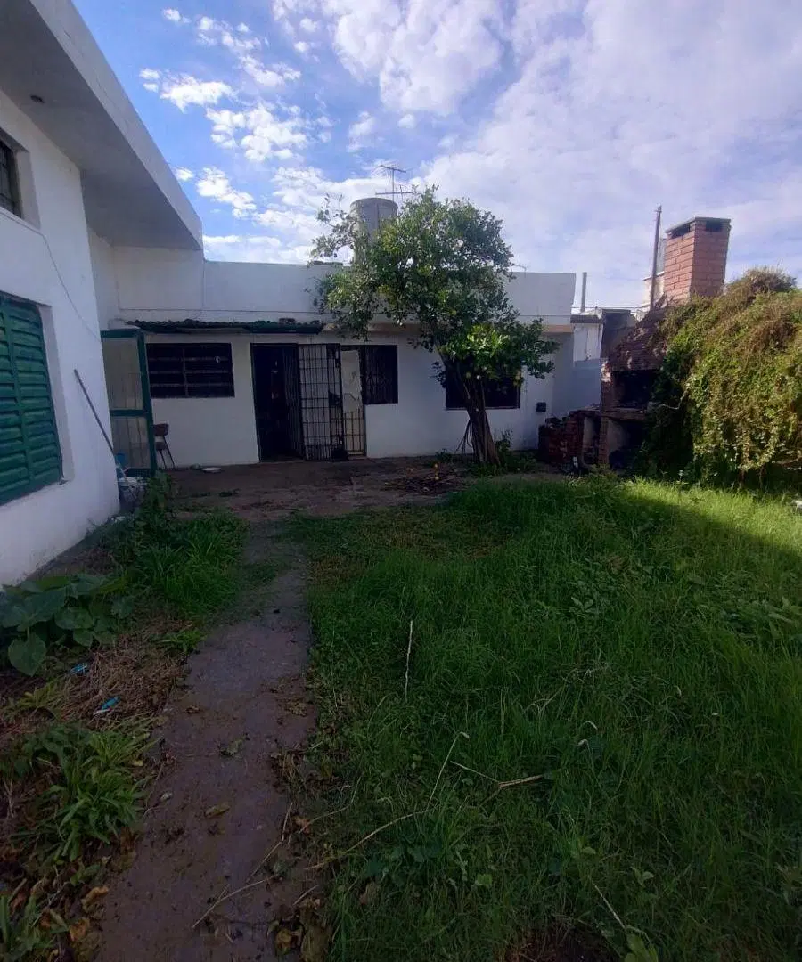 Oportunidad. Casa con galpón. Salida a dos calles. Jardín del Pilar 5