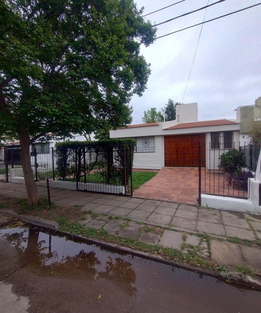 Foto de Tres dormitorios. Jardín. Patio. Garaje, imagen 1
