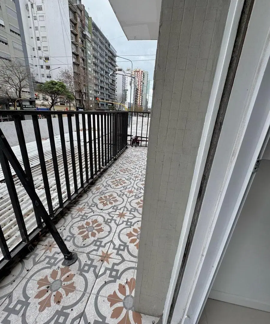 3 AMABIENTES A LA CALLE CON BALCON SALIENTE 4