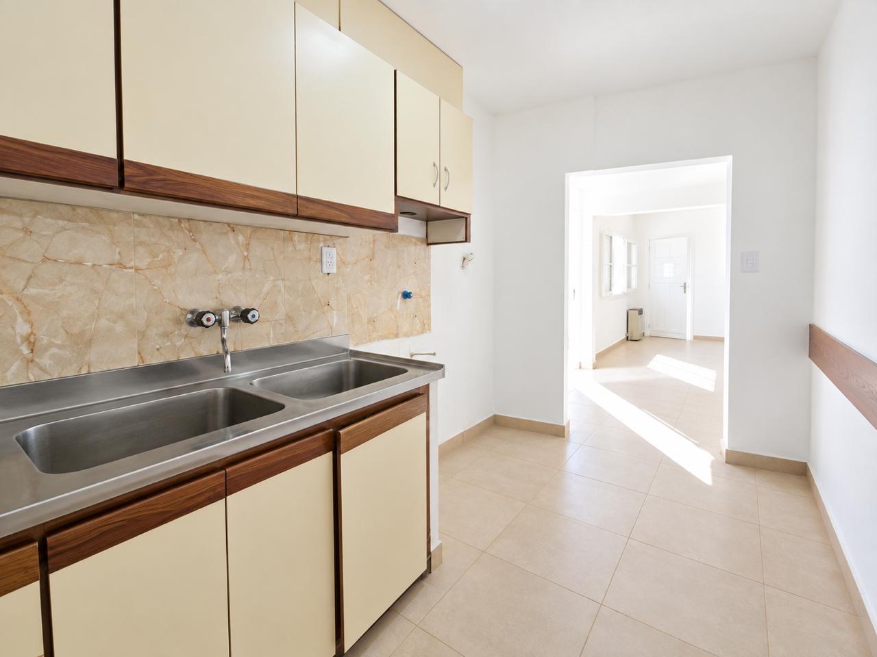 Foto de CASA DE 3 AMBIENTES SOBRE LOTE PROPIO Y VEREDA DE SOL, imagen 4