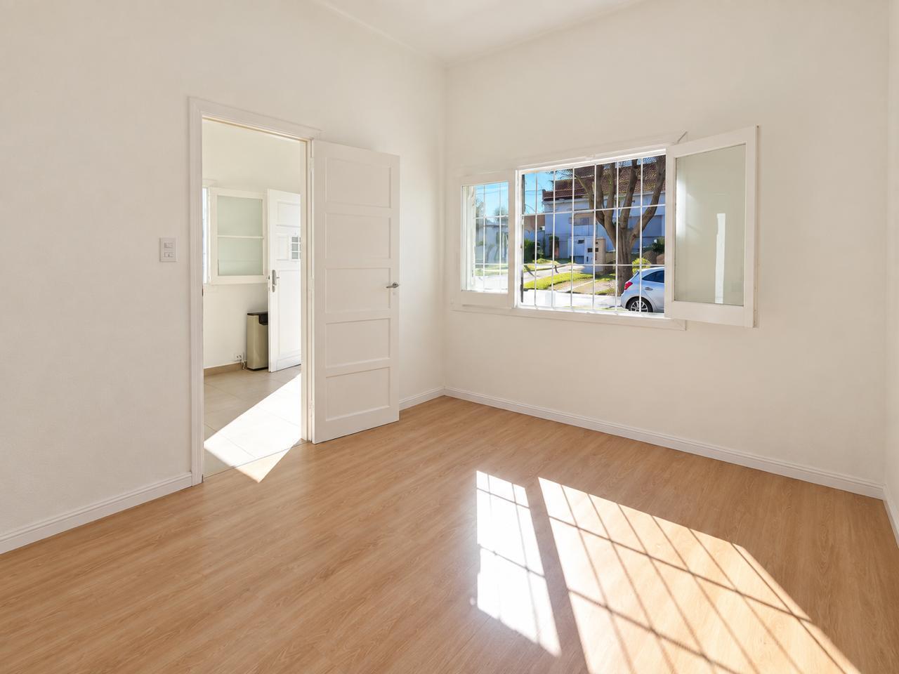 Foto de CASA DE 3 AMBIENTES SOBRE LOTE PROPIO Y VEREDA DE SOL, imagen 3