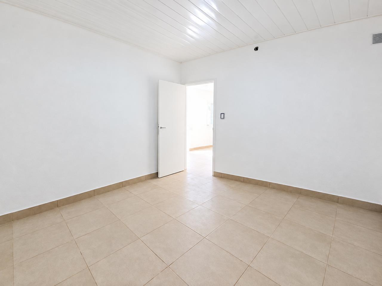 Foto de CASA DE 3 AMBIENTES SOBRE LOTE PROPIO Y VEREDA DE SOL, imagen 5